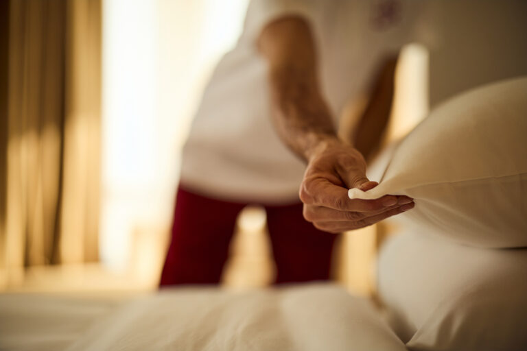 Trening o pravilnom zatezanju posteljine u hotelskoj sobi - House Keep