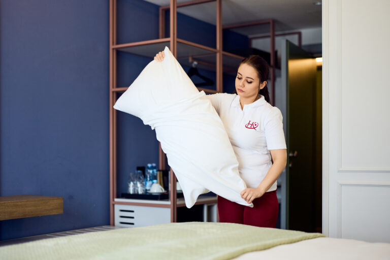 Obuka osoblja u pripremi hotelskih kreveta - House Keep