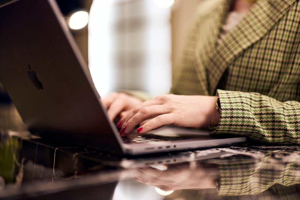 housekeep kucanje na laptopu